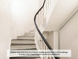 Sanders Regent - Chic 3-bdr Apt With Balcony