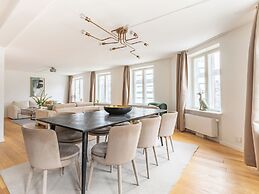Sanders Regent - Chic 3-bdr Apt With Balcony