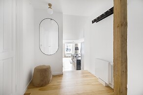 Sanders Regent - Chic 3-bdr Apt With Balcony