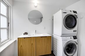 Sanders Regent - Chic 3-bdr Apt With Balcony