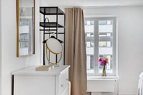 Sanders Regent - Chic 3-bdr Apt With Balcony