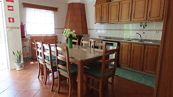 Lovely 3-bed House in Queimada Ideal for Families