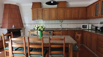 Lovely 3-bed House in Queimada Ideal for Families