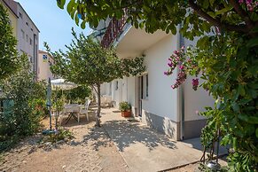 A1 - apt Near Beach With Patio, Parking and Grill