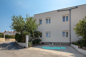 A1 - apt Near Beach With Patio, Parking and Grill