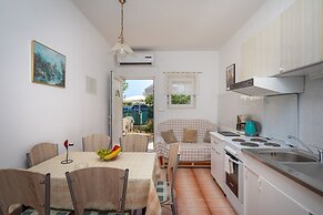 A2 - apt Near Beach w Patio, Parking and Grill