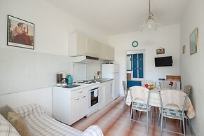 A2 - apt Near Beach w Patio, Parking and Grill