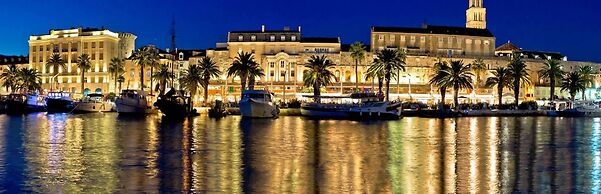 Comfortable Modern Studio With Shaded Patio