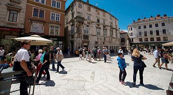 Comfortable Modern Studio With Shaded Patio