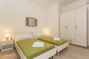 Comfortable Modern Studio With Shaded Patio