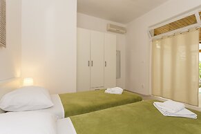 Comfortable Modern Studio With Shaded Patio