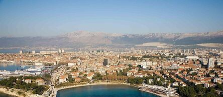 Comfortable Modern Studio With Shaded Patio