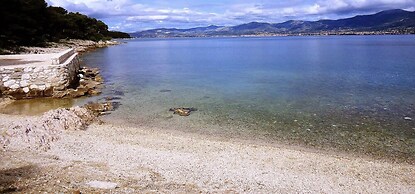 Comfortable Modern Studio With Shaded Patio