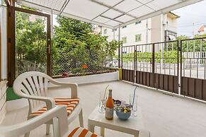 Comfortable Modern Studio With Shaded Patio