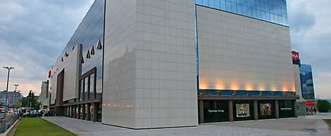 Comfortable Modern Studio With Shaded Patio