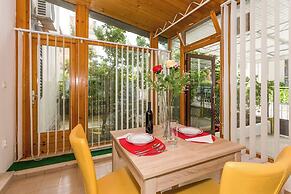 Comfortable Modern Studio With Shaded Patio
