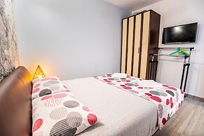 Modern apt Close to Znjan Beach, With big Terrace