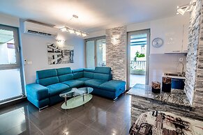 Modern apt Close to Znjan Beach, With big Terrace