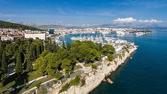 Apt. Near Center With Balcony With the sea View