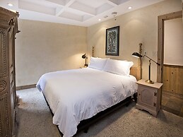 Village Center Condo 1F