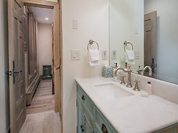 Village Center Condo 1F