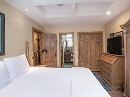 Village Center Condo 1F