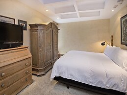 Village Center Condo 1F