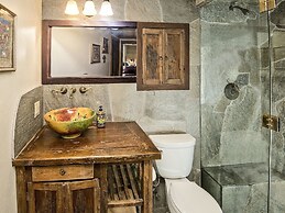 Village Center Condo 1F