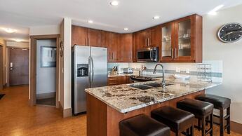 Raven's Nest - Luxury Pet Friendly Condo w/ Private Hot Tub & Mountain