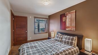 Raven's Nest - Luxury Pet Friendly Condo w/ Private Hot Tub & Mountain