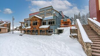 Raven's Nest - Luxury Pet Friendly Condo w/ Private Hot Tub & Mountain