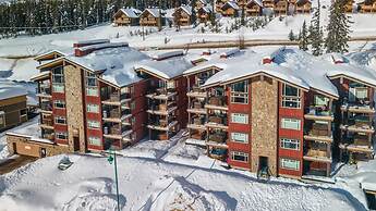 Raven's Nest - Luxury Pet Friendly Condo w/ Private Hot Tub & Mountain
