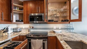 Raven's Nest - Luxury Pet Friendly Condo w/ Private Hot Tub & Mountain