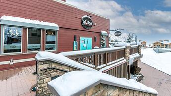 Raven's Nest - Luxury Pet Friendly Condo w/ Private Hot Tub & Mountain