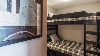 Raven's Nest - Luxury Pet Friendly Condo w/ Private Hot Tub & Mountain