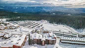 Raven's Nest - Luxury Pet Friendly Condo w/ Private Hot Tub & Mountain