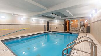 Raven's Nest - Luxury Pet Friendly Condo w/ Private Hot Tub & Mountain