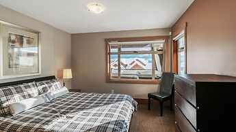 Raven's Nest - Luxury Pet Friendly Condo w/ Private Hot Tub & Mountain