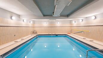 Raven's Nest - Luxury Pet Friendly Condo w/ Private Hot Tub & Mountain