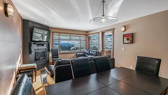 Raven's Nest - Luxury Pet Friendly Condo w/ Private Hot Tub & Mountain