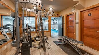 Raven's Nest - Luxury Pet Friendly Condo w/ Private Hot Tub & Mountain