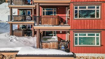 Raven's Nest - Luxury Pet Friendly Condo w/ Private Hot Tub & Mountain