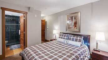 Raven's Nest - Luxury Pet Friendly Condo w/ Private Hot Tub & Mountain