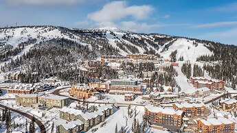 Raven's Nest - Luxury Pet Friendly Condo w/ Private Hot Tub & Mountain