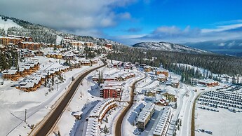 Raven's Nest - Luxury Pet Friendly Condo w/ Private Hot Tub & Mountain