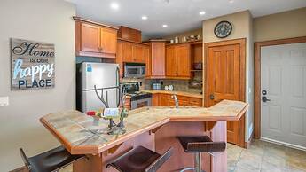 I Spy - Cozy Pet Friendly, Ski In/Ski Out Condo with Private Hot Tub