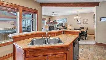 I Spy - Cozy Pet Friendly, Ski In/Ski Out Condo with Private Hot Tub