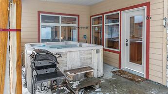 I Spy - Cozy Pet Friendly, Ski In/Ski Out Condo with Private Hot Tub