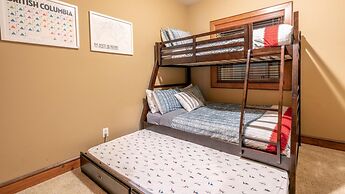 I Spy - Cozy Pet Friendly, Ski In/Ski Out Condo with Private Hot Tub