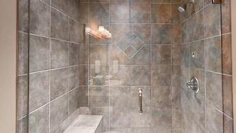 I Spy - Cozy Pet Friendly, Ski In/Ski Out Condo with Private Hot Tub